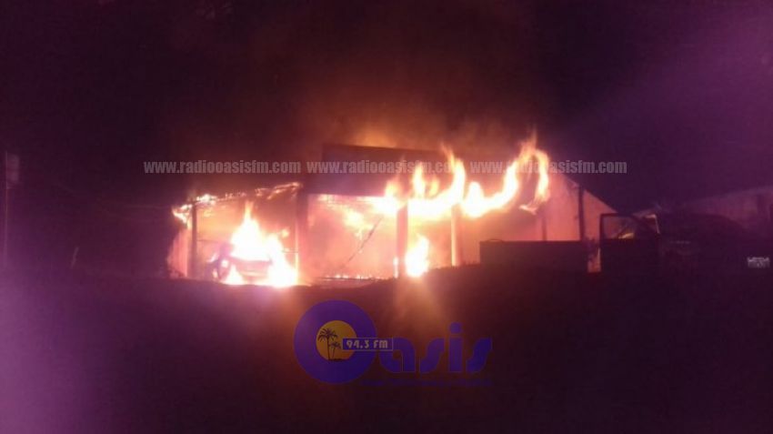 Fuego consume una vivienda y un vehículo