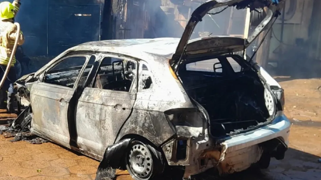 Enfrentamiento armado deja dos muertos y varios vehículos calcinados