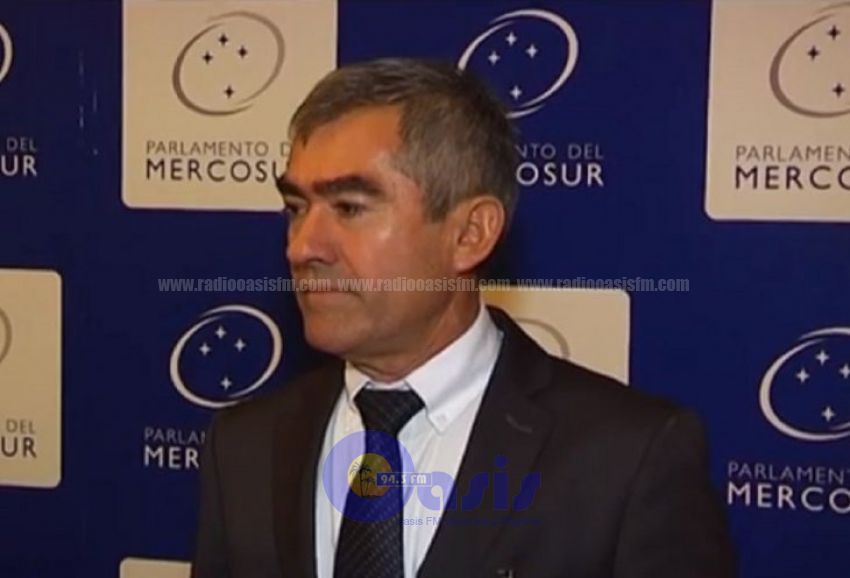 Parlasuriano Neri Olmedo causa indignación por su falta de oratoria y preparación