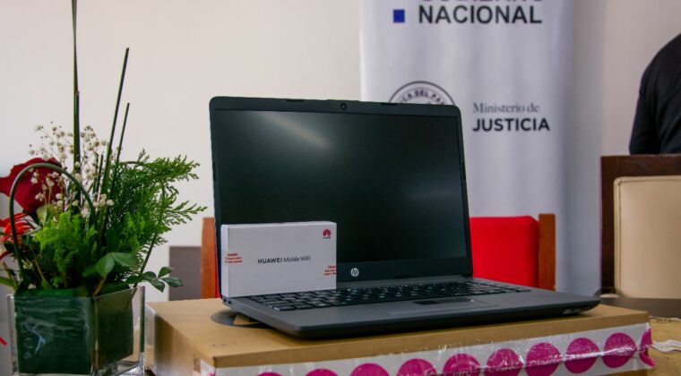 Reciben donación de computadoras para mujeres privadas de libertad