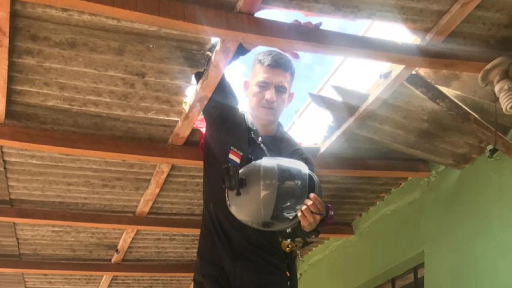 No era Superman, era un paracaidista que cayó sobre una casa