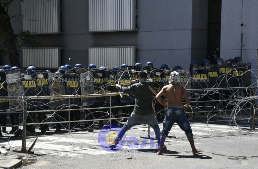 Nativos contra cascos azules