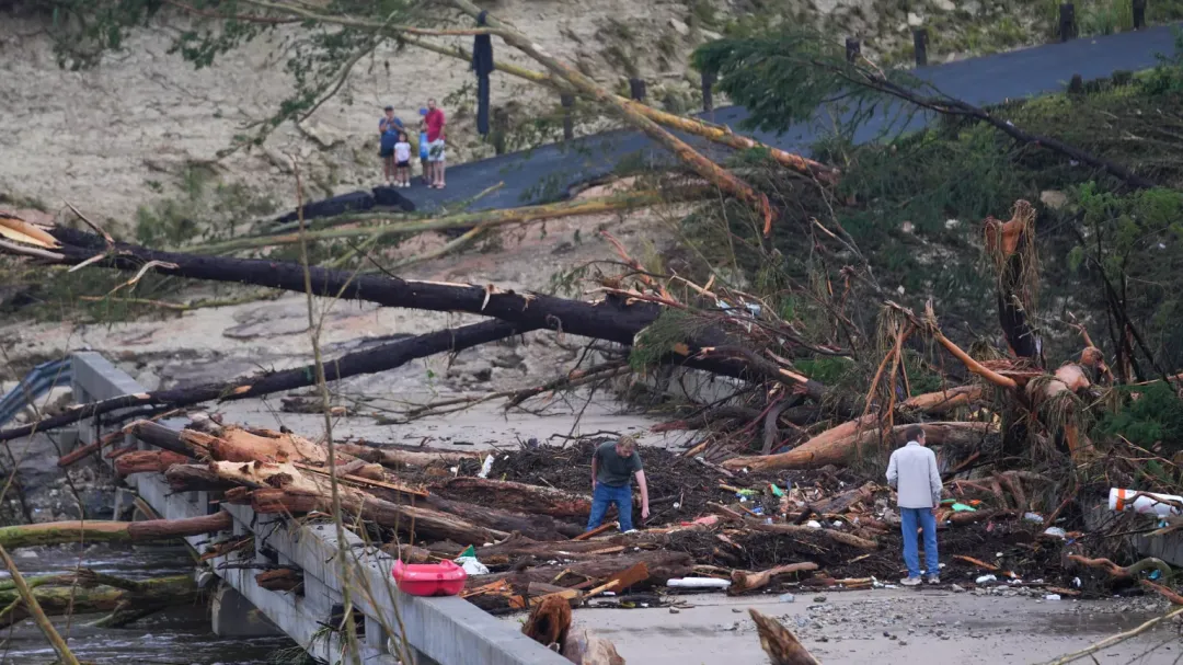 Flash floods en Texas dejan al menos 104 muertos y agravan crisis humanitaria en Camp Mystic