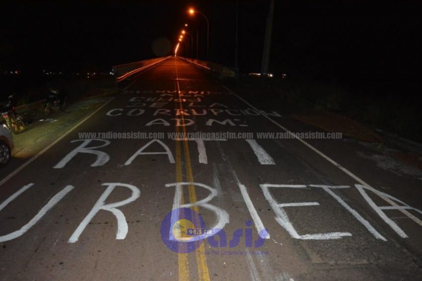Pintan puente durante protesta en Concepción