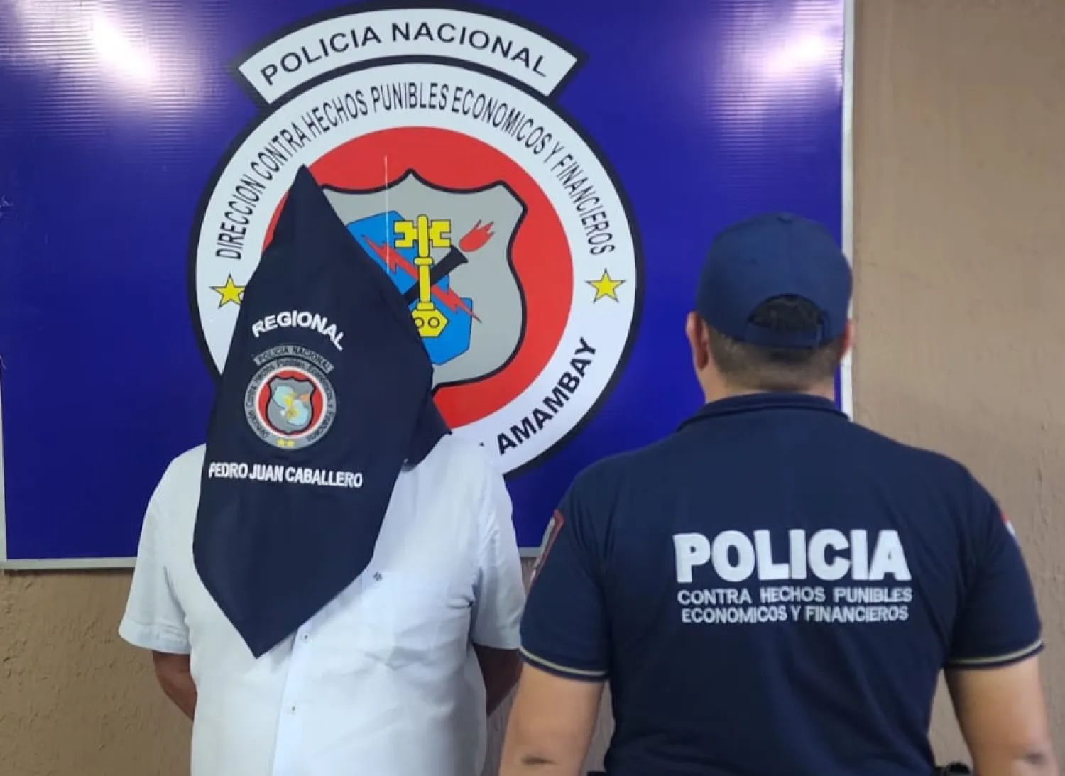 Capturan a hombre con orden de detención por estafa en pleno centro de PJC