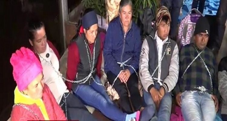 Mandioqueros se encadenan para exigir mejor precio de venta