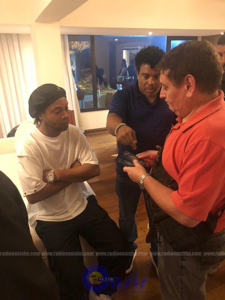 Detienen a Ronaldinho por poseer presunto pasaporte falso