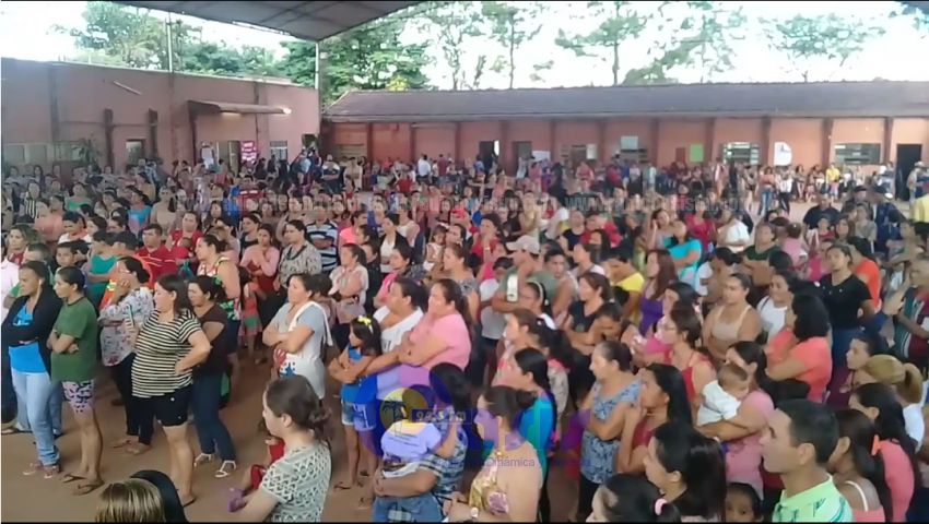 Padres y alumnos toman Colegio Cerro Cora pidiendo la vuelta director