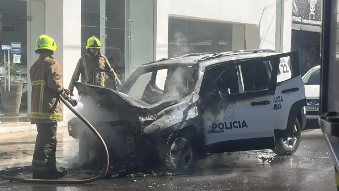 Patrullera arde en llamas en plena calle en Pedro Juan Caballero