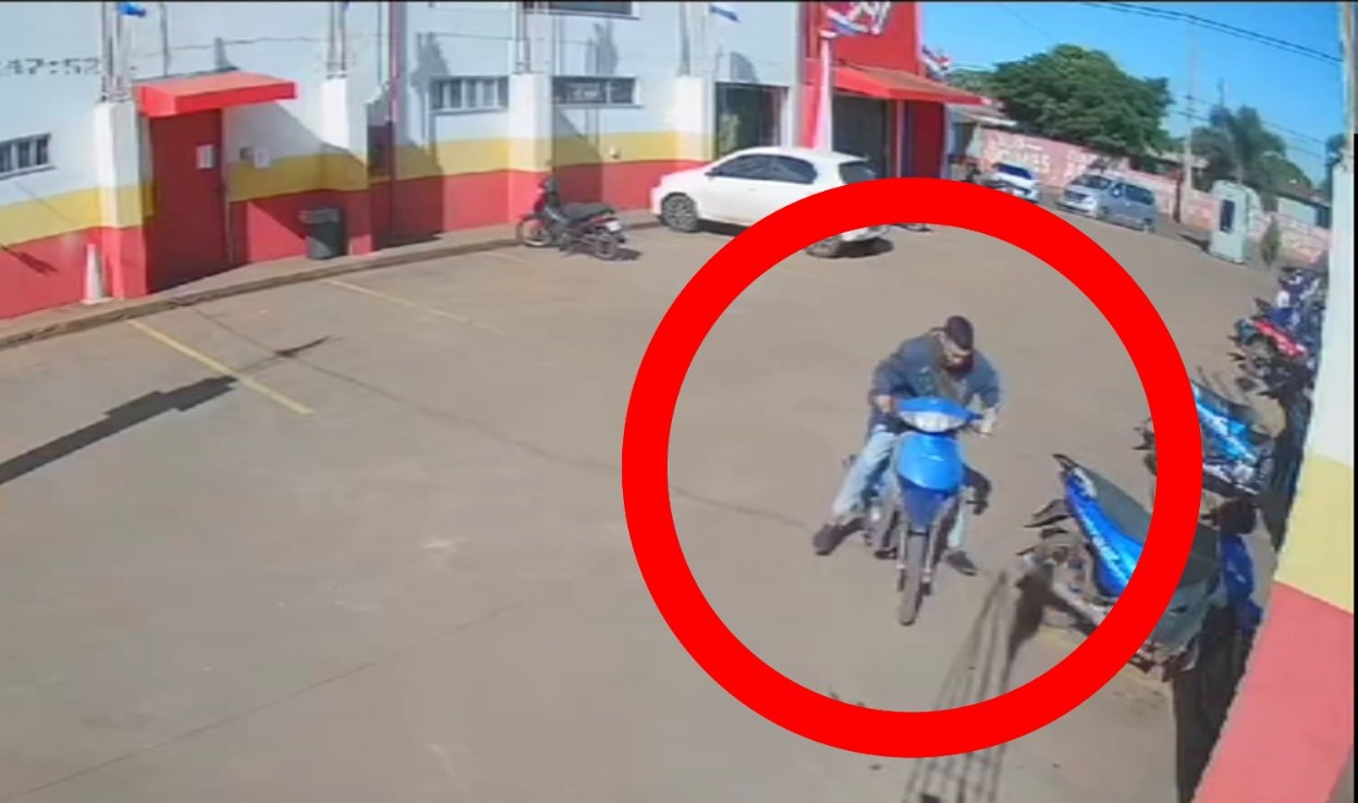 Hurtan motocicleta del estacionamiento de un conocido supermercado