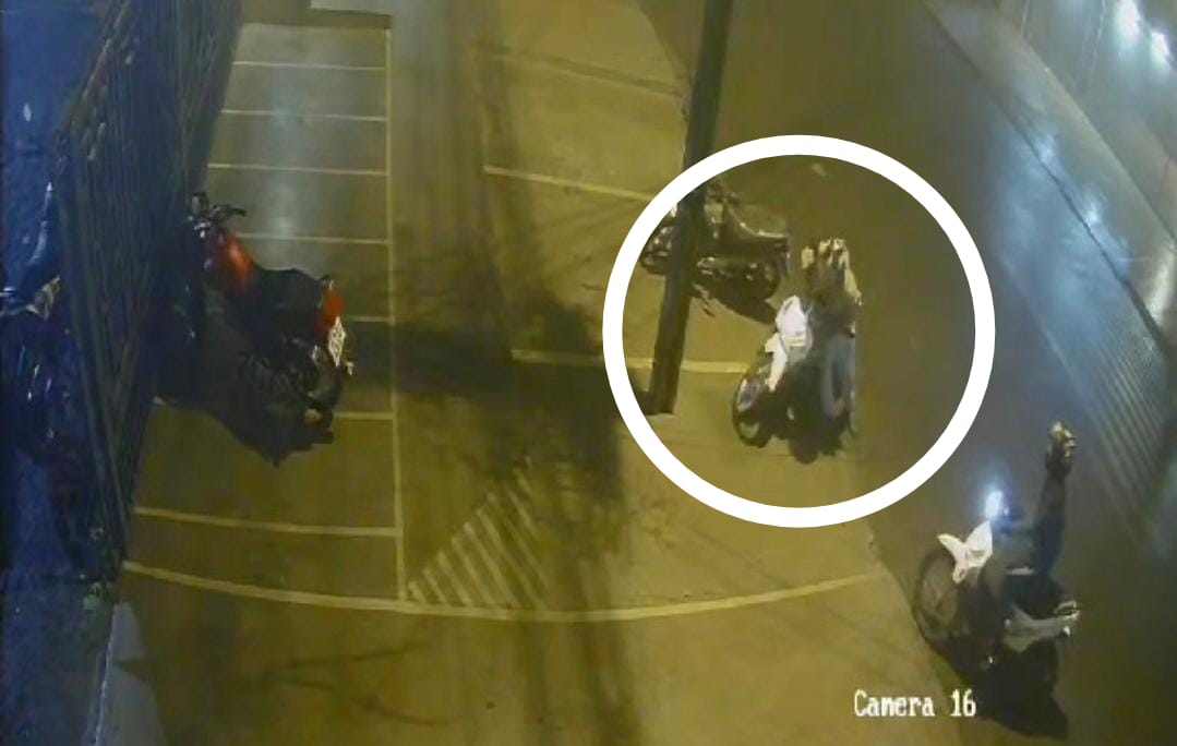 Ni el mal tiempo los detiene: Ladrones se llevan una moto del estacionamiento de un gimnasio