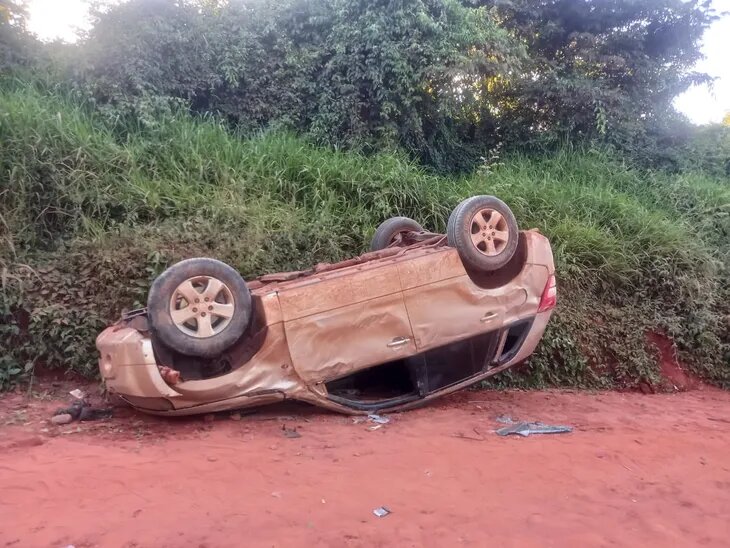 Conductor pierde el control de su camioneta y vuelca en Alto Paraná