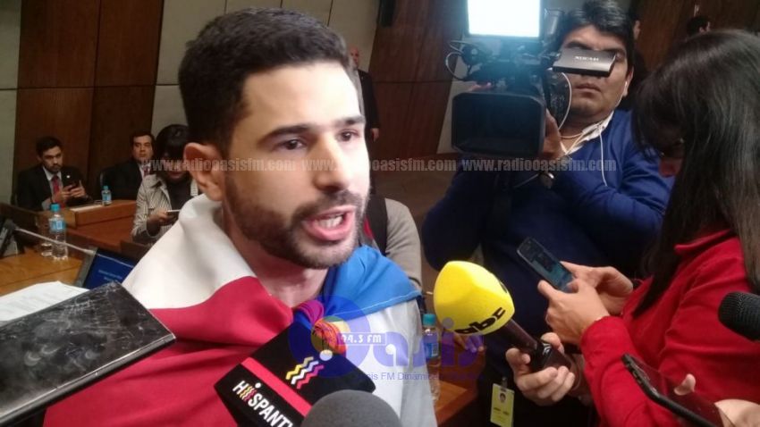 Joven ingresó a sala de sesiones y pide a Ibáñez que renuncie