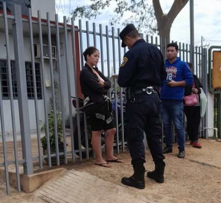 Mujer se encadena para exigir la libertad de su pareja, imputado por violencia familiar