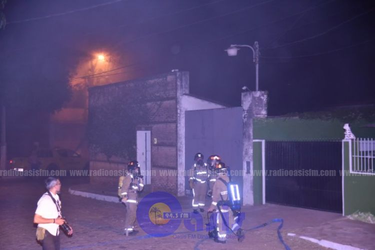 Bomberos controlan incendio en depósito de frigorífico
