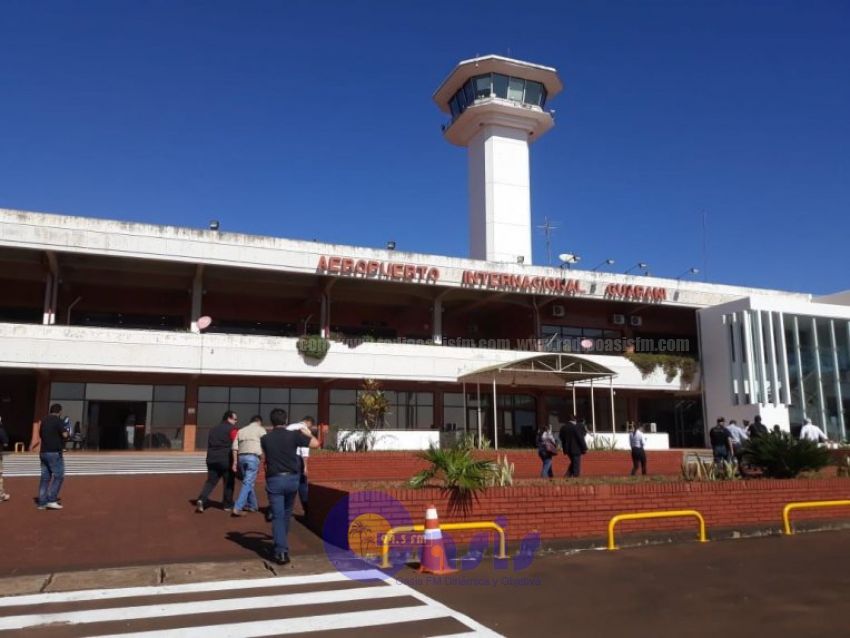 Allanan aeropuerto, en busca del avión de Cucho