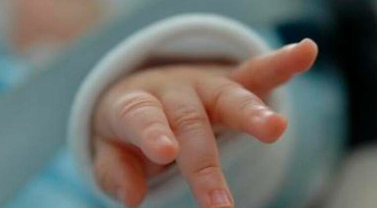 Imputan a mujer que intentó estrangular a su hijo de 2 años