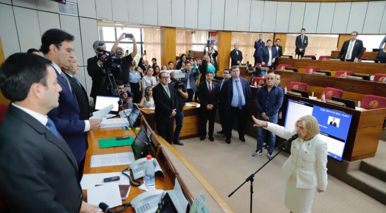 “¡Violación de la Constitución!”: Alicia Pucheta jura en medio de empujones y escrache