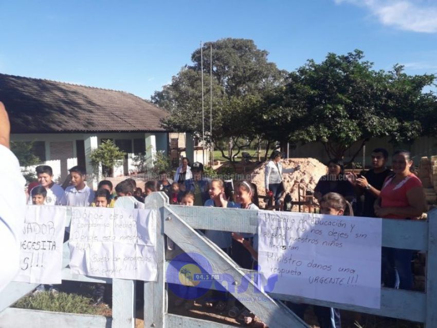 Alumnos y padres toman escuela en Cuero Fresco