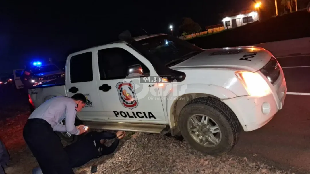 Delincuentes montan barrera falsa y roban armas a policías