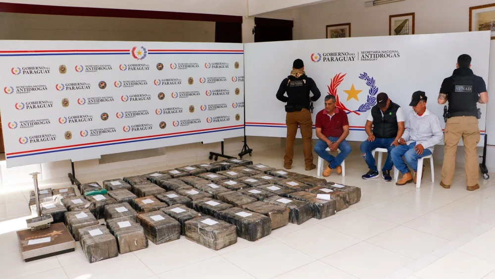Tres detenidos con una tonelada de marihuana, armas y vehículos