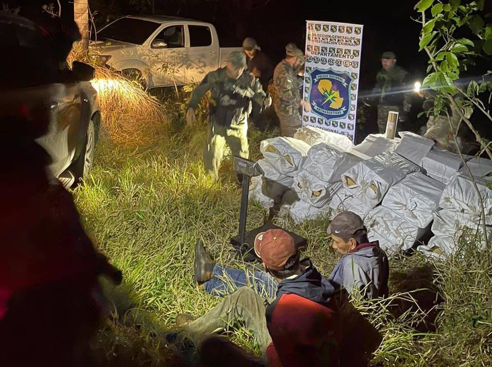 Colonia Piky: Detienen a dos hombres con carga de supuesta marihuana