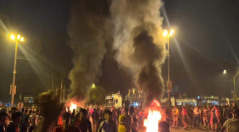 Bloqueos se mantienen, transporte de larga distancia se suspende y hay 42 detenidos