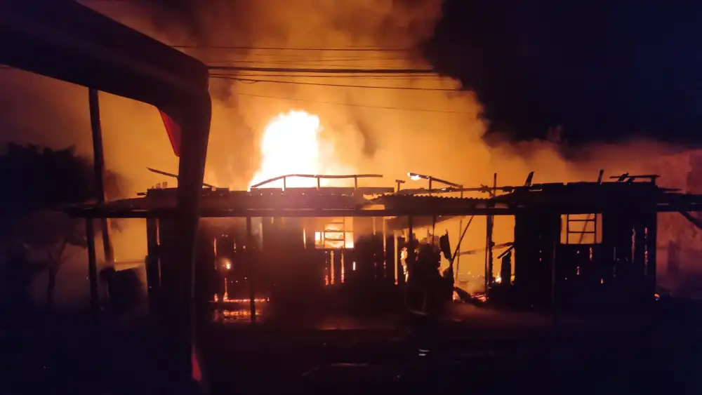 Incendio consume taller y cuatro motocicletas en Pedro Juan Caballero