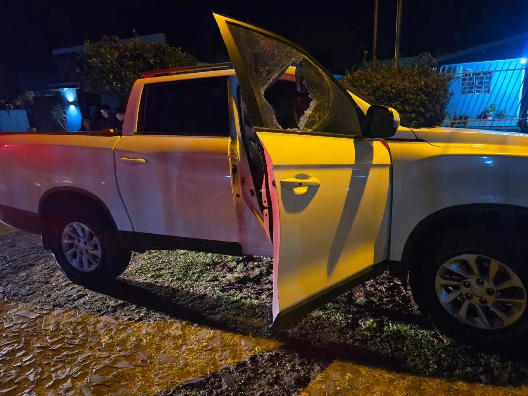 Hombre prende fuego a vehículo en barrio Virgen de Caacupé y huye