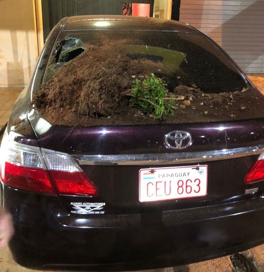 Mingua Guazú: Mujer destruye vehículo de su rival