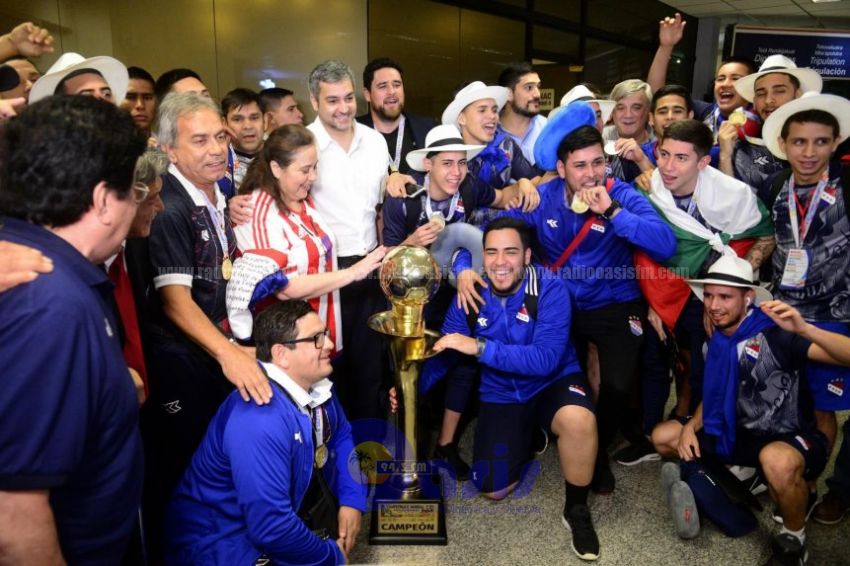 Presidente cumple y recibe a los campeones