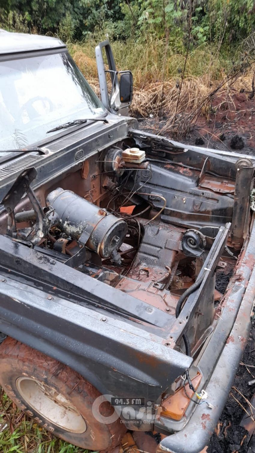 Abandonanan en Pedro Juan camioneta hurta ya sin motor.