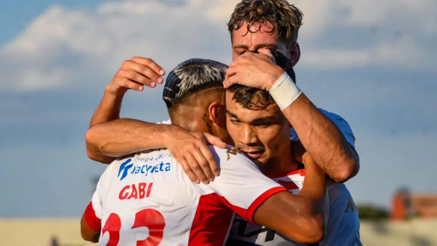 Nacional golea al Gallo Norteño y se afianza como líder