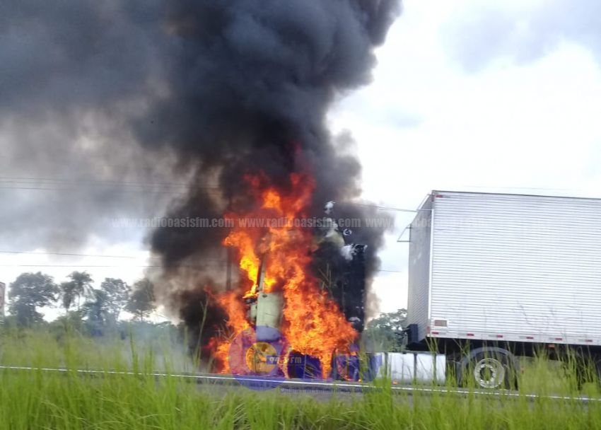 Camión transportador se incendió sobre ruta