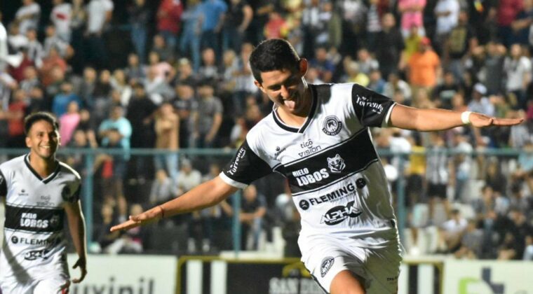 El “24” da el golpe ante Santaní y da una mano al Gallo