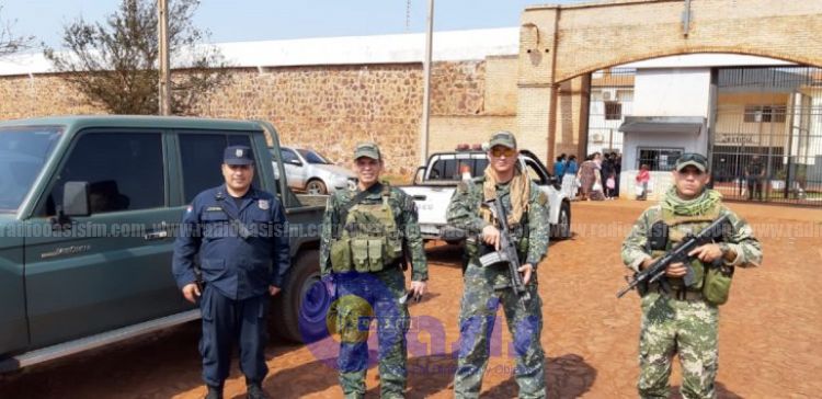 Militares se instalaron frente a todas las cárceles del país