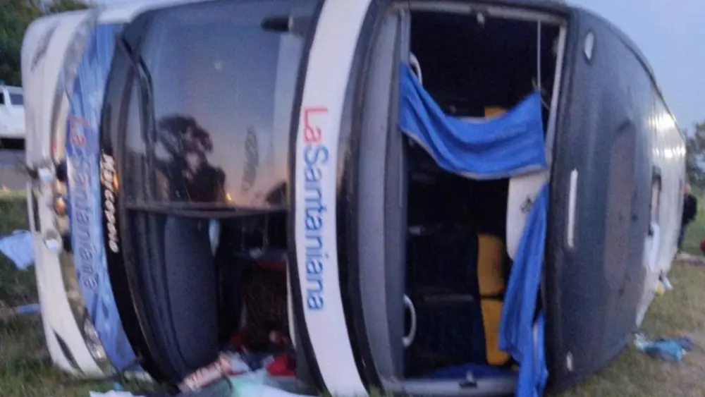 Bus de larga distancia vuelca y pasajeros quedan heridos en San Pedro