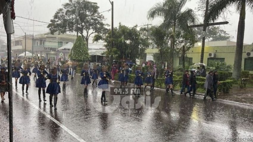 Alumnos desfilan bajo intensa lluvia en Pedro Juan