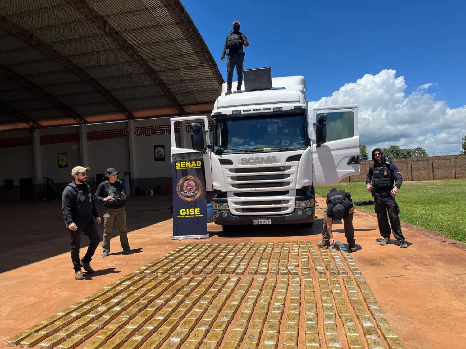 SENAD incauta 400 kilos de cocaína ocultos en camión de gran porte en Cerro Corá