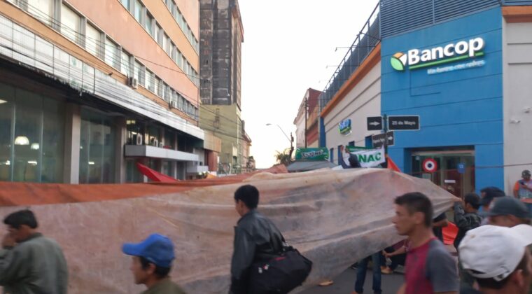 Campesinos cierran calles del microcentro por acuerdo incumplido