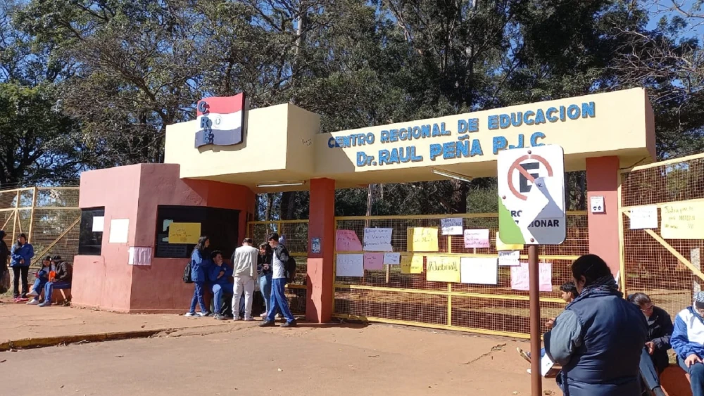 Continúa el cierre de colegio exigiendo la vuelta de la directora denunciada por supuesto maltrato