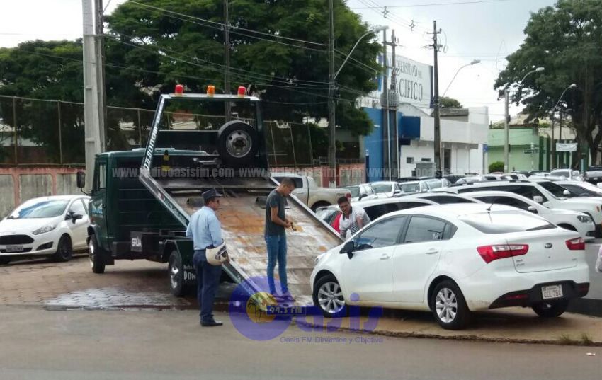 Agentes  de tránsito retiran vehículos mal estacionados en Pedro Juan