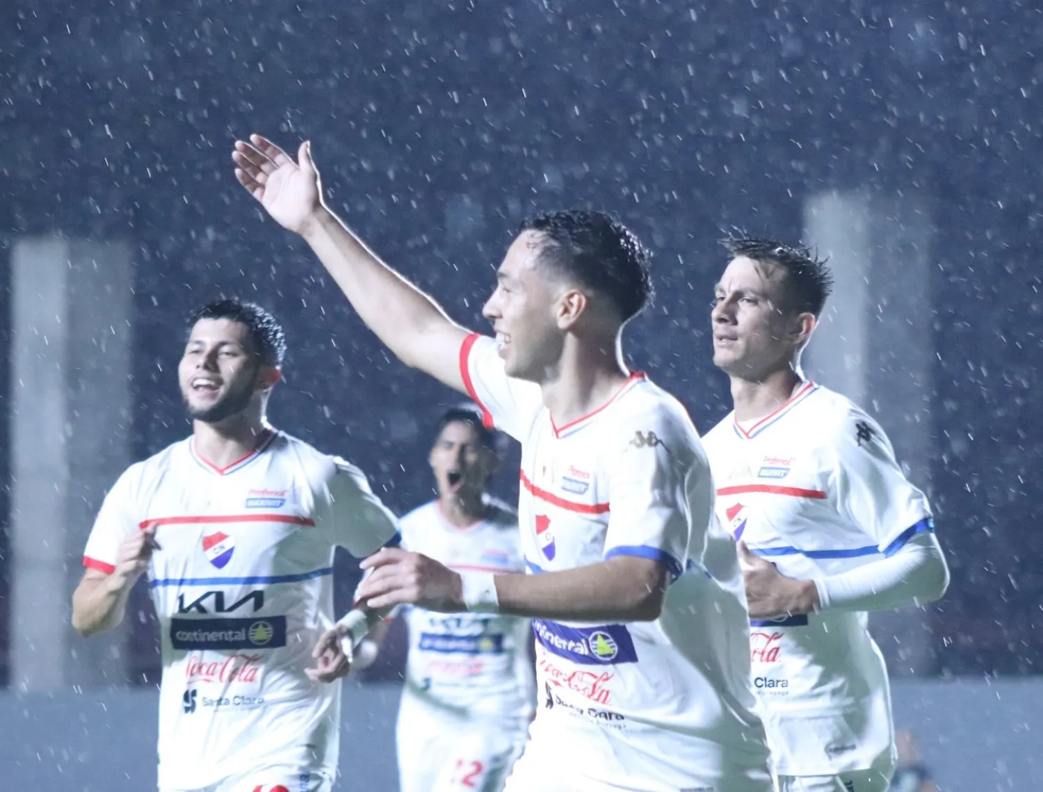 Con doblete de Carlos Arrúa, Nacional vence a Libertad y escala posiciones