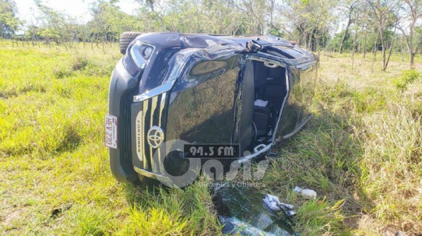 Hija de gobernador de Alto Paraná y su familia sufren aparatoso vuelco en Caaguazú