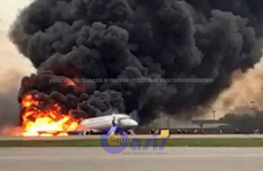 Al menos 40 muertos en avión incendiado en Moscú