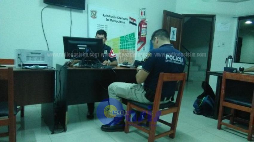 Pareja queda detenida tras intentar robar a un policía