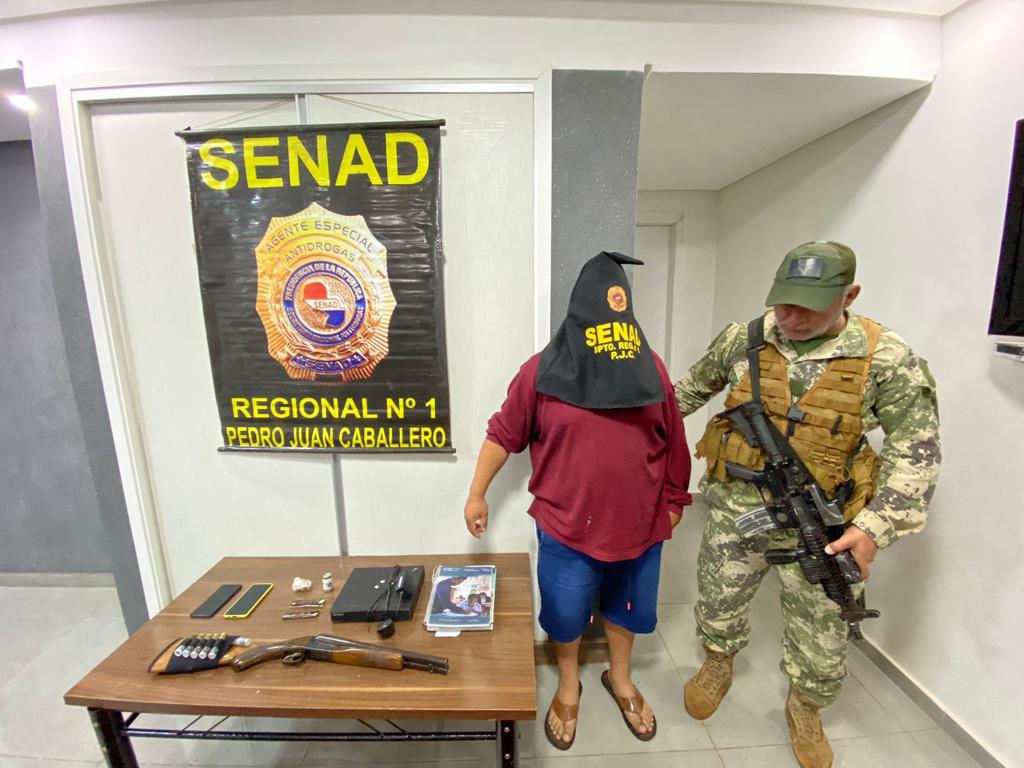 Durante allanamiento de la SENAD en Pedro Juan detienen a un hombre.