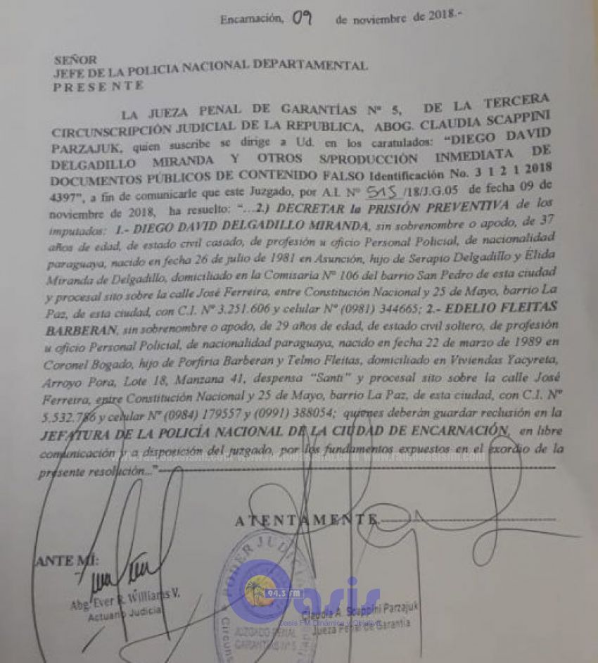 Detienen a policías por supuesta producción de documentos falsos