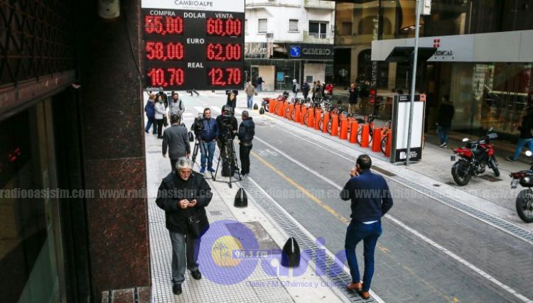 Mercados en Argentina se hunden tras la debacle electoral de Macri