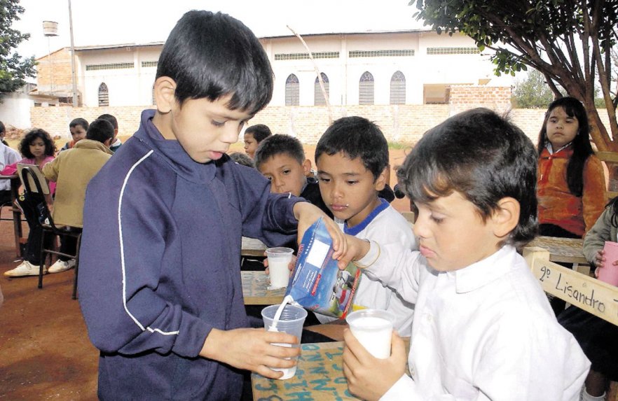 Gobernación de Amambay pagó 2.535 gs más caro por cada litro de leche de la merienda escolar